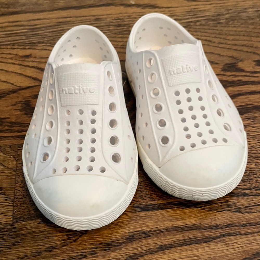 Native white toddler shoes. Size 5.